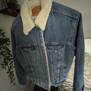 LEVIS JEAN JACKET WITH WHITE FURR INSIDE (NEGOTIABLE)